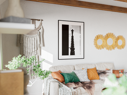 Flèche gothique, Strasbourg - tirage N&B au mur sur fond brun, décor pampa - Corentin GMT