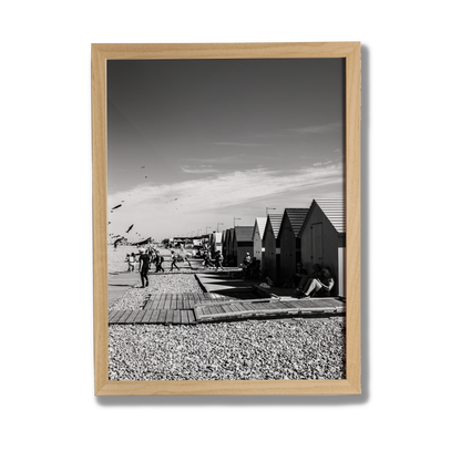 Cabanes de plage, Dieppe - tirage noir et blanc encadré chêne sur fond gris - Corentin GMT