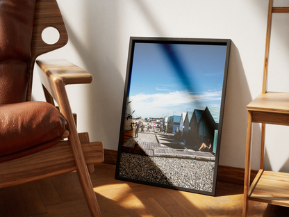 Cabanes de plage, Dieppe - tirage couleur encadré dans un salon - Corentin GMT