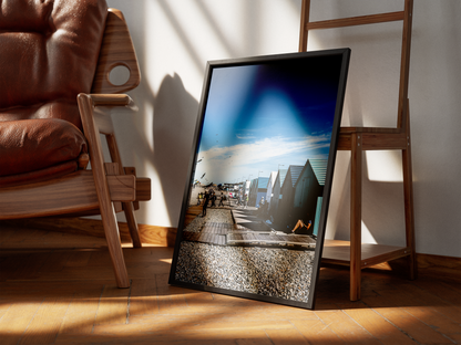 Cabanes de plage, Dieppe - tirage couleur encadré dans un salon sous arche - Corentin GMT