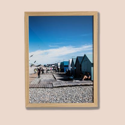 Cabanes de plage, Dieppe - tirage couleur encadré chêne sur fond beige - Corentin GMT