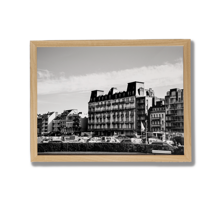 Façade Belle Époque, Dieppe - tirage noir et blanc encadré chêne sur fond gris - Corentin GMT