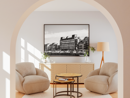 Façade Belle Époque, Dieppe - tirage noir et blanc encadré dans un salon sous arche - Corentin GMT