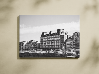 Façade Belle Époque, Dieppe - tirage noir et blanc sans cadre sur mur beige - Corentin GMT