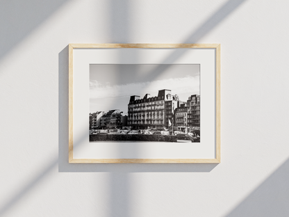 Façade Belle Époque, Dieppe - tirage noir et blanc encadré bois clair avec passe-partout - Corentin GMT