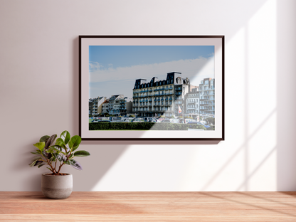 Façade Belle Époque, Dieppe - tirage couleur encadré noir sur mur clair - Corentin GMT