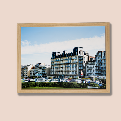 Façade Belle Époque, Dieppe - tirage couleur encadré chêne sur fond beige - Corentin GMT