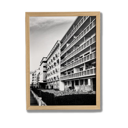 Balcons du front de mer, Dieppe - tirage noir et blanc encadré chêne sur fond gris - Corentin GMT