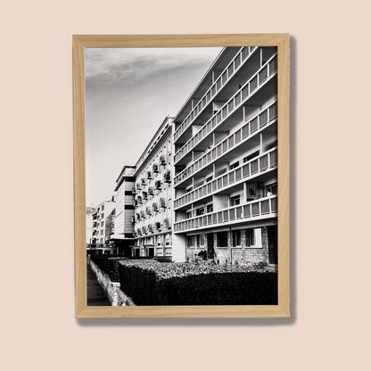 Balcons du front de mer, Dieppe - tirage noir et blanc encadré chêne sur fond beige - Corentin GMT