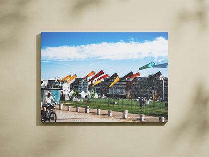 Cycliste sur le front de mer, Dieppe - tirage couleur sans cadre sur mur beige - Corentin GMT