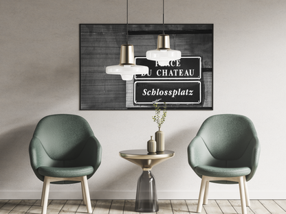 Panneau Place du Château, Strasbourg - tirage N&B dans un salon avec fauteuils - Corentin GMT
