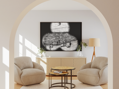 Jets d'eau vus d'en haut, Strasbourg - tirage N&B dans un salon sous arche - Corentin GMT