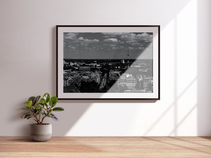 Vue aérienne de Strasbourg - tirage N&B encadré noir sur mur clair - Corentin GMT