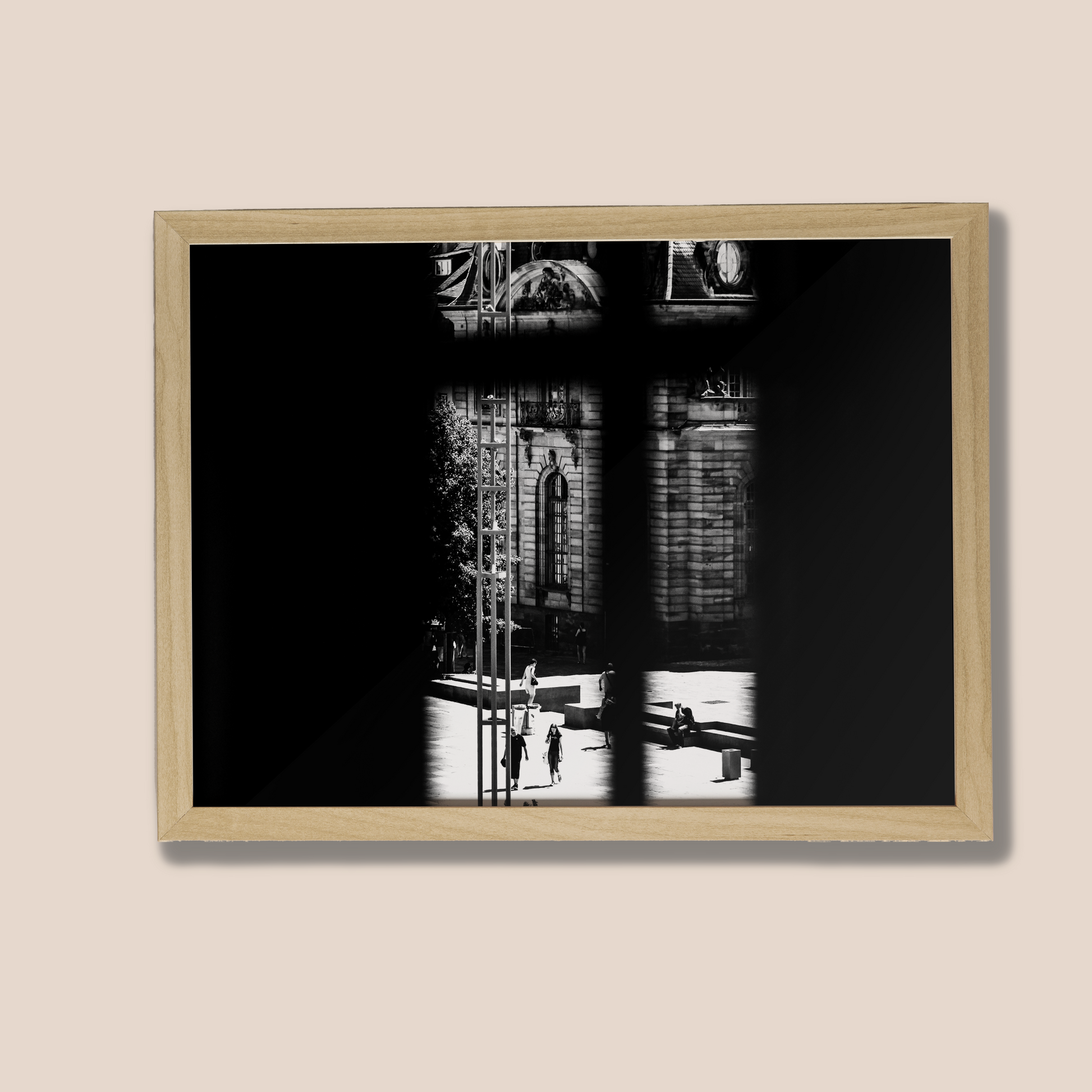 Tirage photo art Strasbourg - Scène de rue par la fenêtre - Corentin GMT