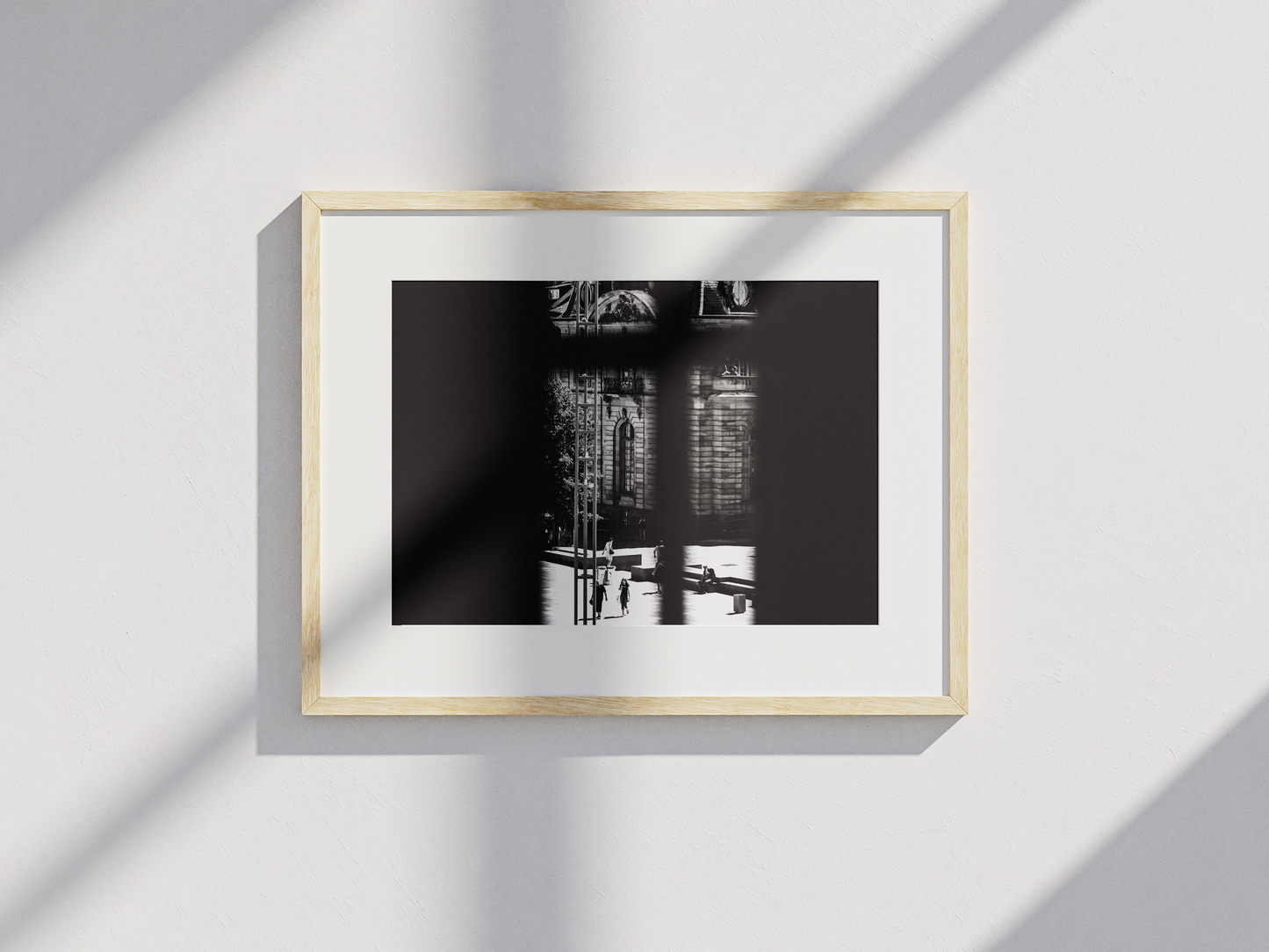 Tirage photo art Strasbourg - Scène de rue par la fenêtre - Corentin GMT