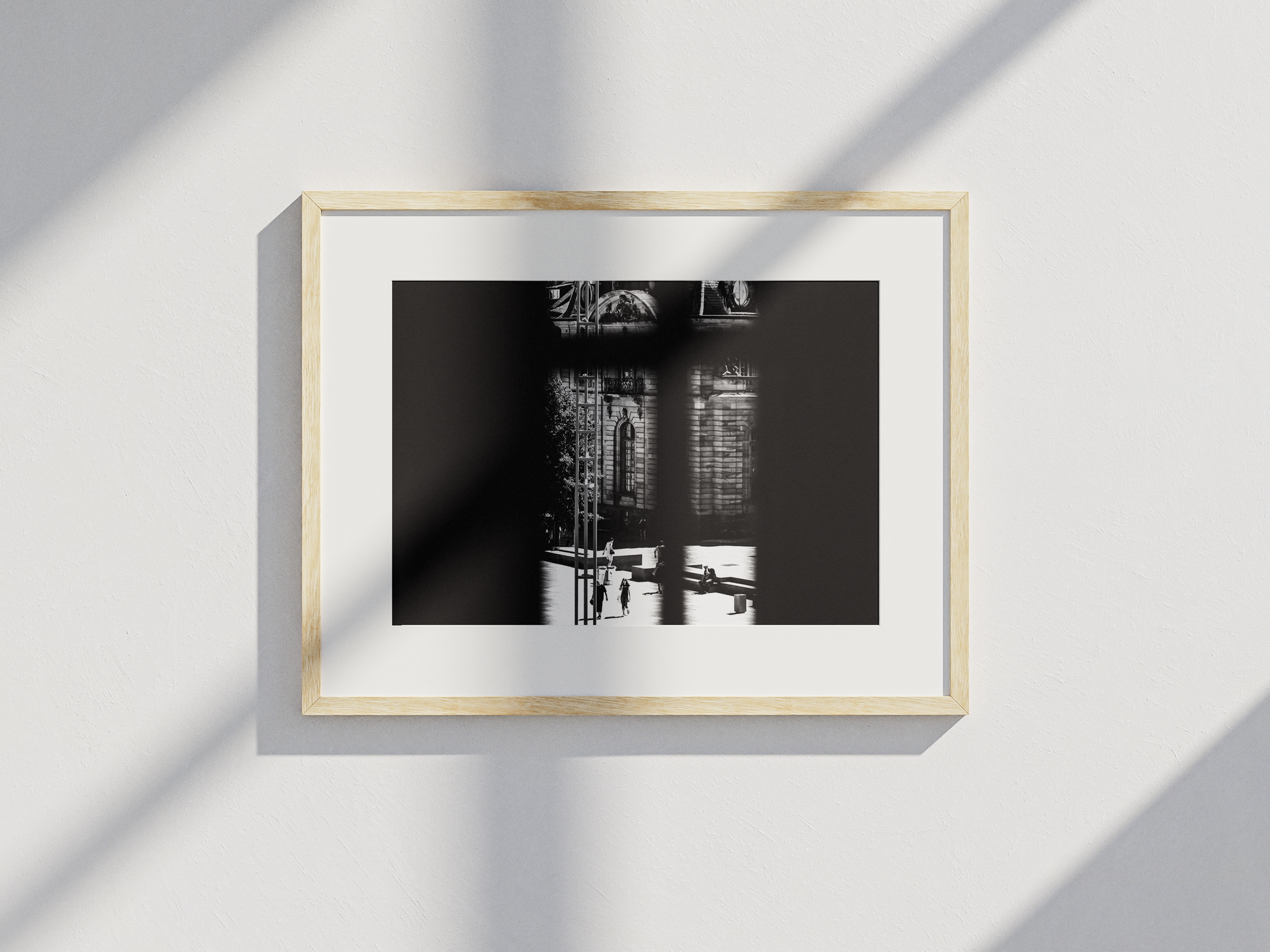 Tirage photo art Strasbourg - Scène de rue par la fenêtre - Corentin GMT