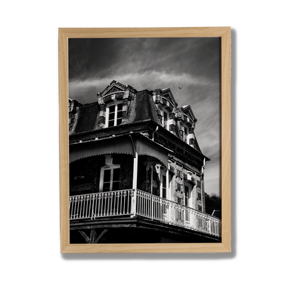 Maison de l'Angle, Villequier - tirage N&B encadré chêne sur fond gris - Corentin GMT