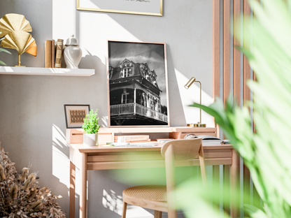 Maison de l'Angle, Villequier - tirage N&B posé sur un bureau en bois - Corentin GMT