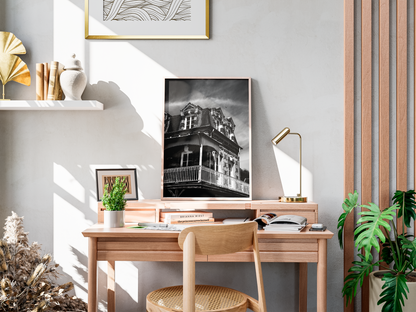 Maison de l'Angle, Villequier - tirage N&B sur un bureau avec lampe et plantes - Corentin GMT