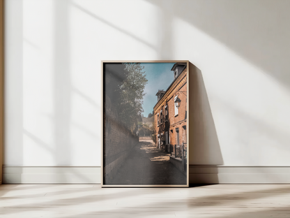 Ruelle pavée, Villequier - tirage N&B posé au sol contre un mur blanc - Corentin GMT