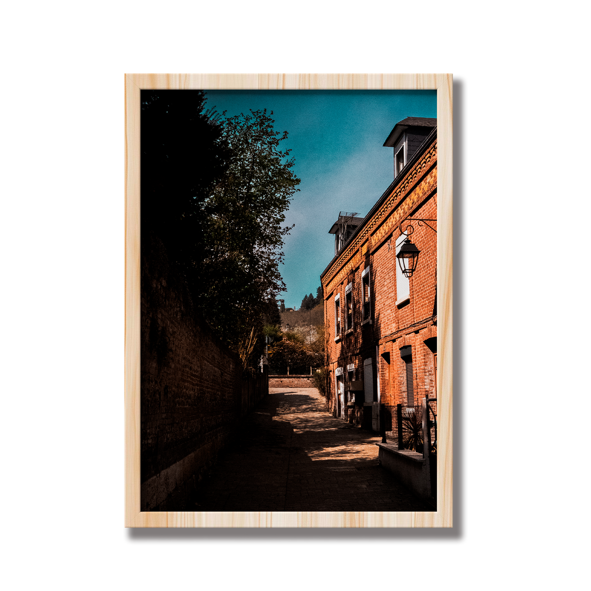 Ruelle pavée, Villequier - tirage couleur encadré effet chêne sur fond blanc - Corentin GMT