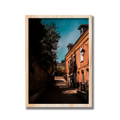 Ruelle pavée, Villequier - tirage couleur encadré effet chêne sur fond blanc - Corentin GMT