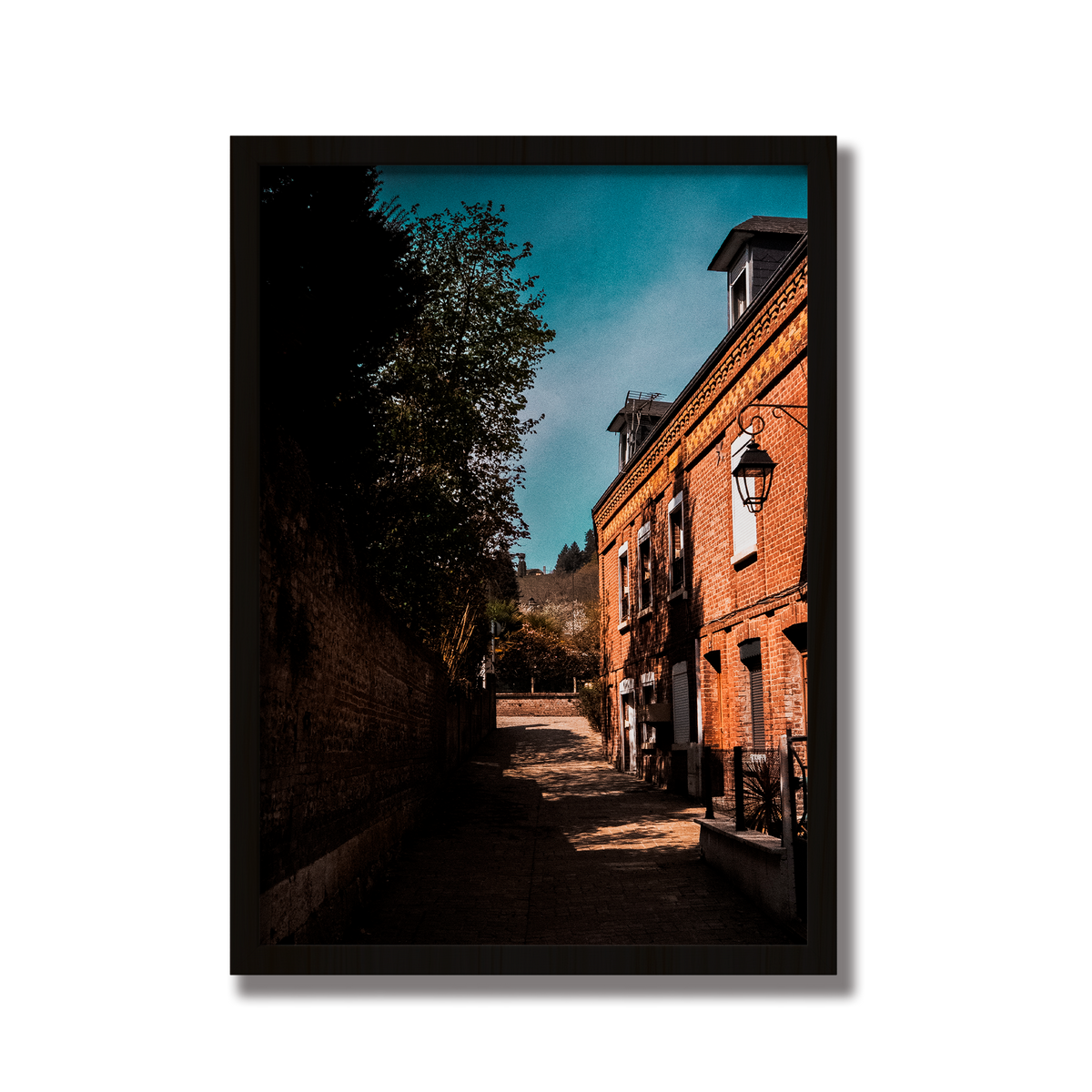 Ruelle pavée, Villequier - tirage couleur encadré noir sur fond blanc - Corentin GMT