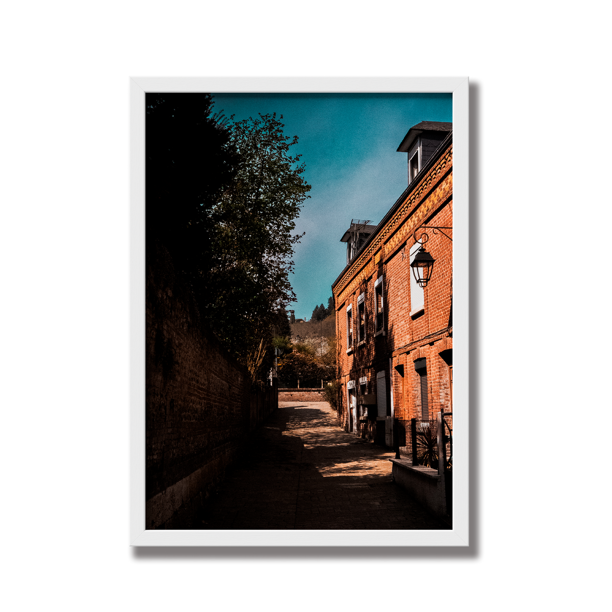 Ruelle pavée, Villequier - tirage couleur encadré blanc sur fond blanc - Corentin GMT