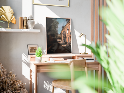 Ruelle pavée, Villequier - tirage N&B posé sur un bureau en bois - Corentin GMT