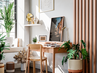 Ruelle pavée, Villequier - tirage N&B sur un bureau dans un salon lumineux - Corentin GMT