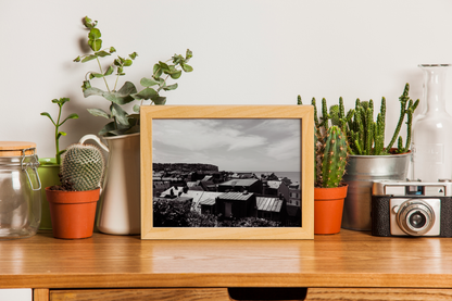 Panorama de Mers-les-Bains - tirage N&B posé sur une commode avec plantes - Corentin GMT