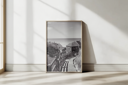 Escalier vers la plage, Mers-les-Bains - tirage N&B posé au sol contre un mur blanc - Corentin GMT